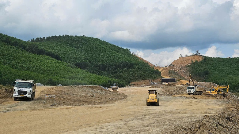 Thi công xuyên rừng, xuyên lễ trên cao tốc Khánh Hòa - Buôn Ma Thuột- Ảnh 13. Thi công xuyên rừng, xuyên lễ trên cao tốc Khánh Hòa - Buôn Ma Thuột- Ảnh 13.