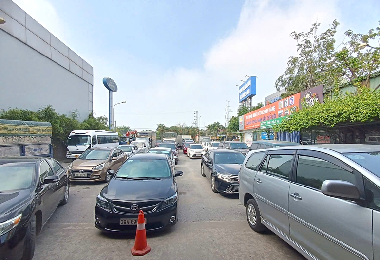 Xe đ&ocirc;ng kỷ lục, trung t&acirc;m đăng kiểm tất bật ng&agrave;y đầu l&agrave;m việc sau nghỉ lễ 30/4- Ảnh 2.