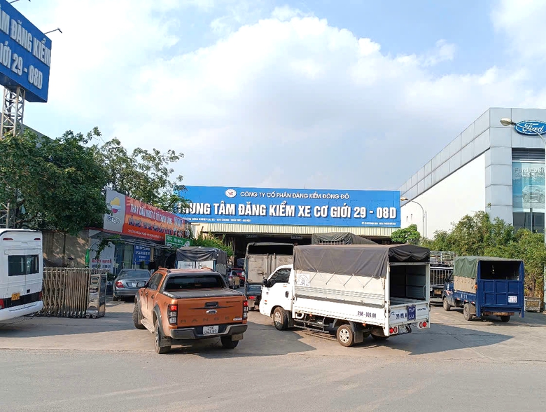 Xe đ&ocirc;ng kỷ lục, trung t&acirc;m đăng kiểm tất bật ng&agrave;y đầu l&agrave;m việc sau nghỉ lễ 30/4- Ảnh 1.