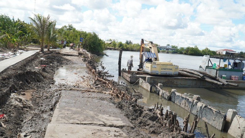 C&agrave; Mau: Đoạn đường b&ecirc; t&ocirc;ng gần 100m sụt l&uacute;n, nguy cơ chia cắt giao th&ocirc;ng- Ảnh 2.