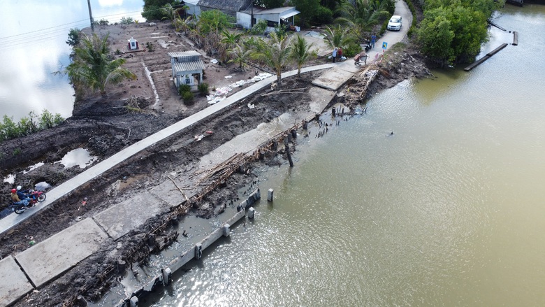C&agrave; Mau: Đoạn đường b&ecirc; t&ocirc;ng gần 100m sụt l&uacute;n, nguy cơ chia cắt giao th&ocirc;ng- Ảnh 1.