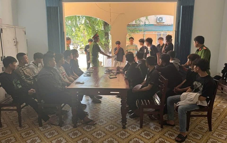 Khởi tố 31 đối tượng dàn trận trên quốc lộ 1 ở Quảng Ngãi đánh nhau trong đêm- Ảnh 1. Khởi tố 31 đối tượng dàn trận trên quốc lộ 1 ở Quảng Ngãi đánh nhau trong đêm- Ảnh 1.