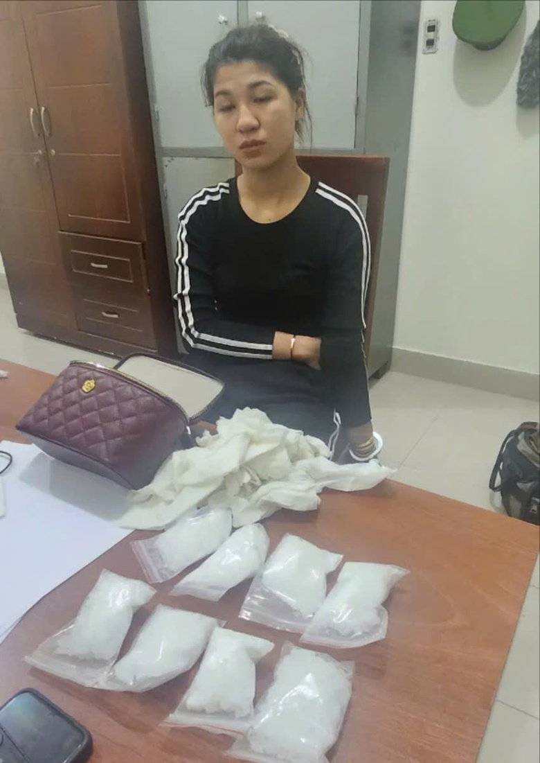 Bắt nữ qu&aacute;i c&ugrave;ng gần nửa kg ma t&uacute;y tại cửa h&agrave;ng xăng dầu- Ảnh 1.