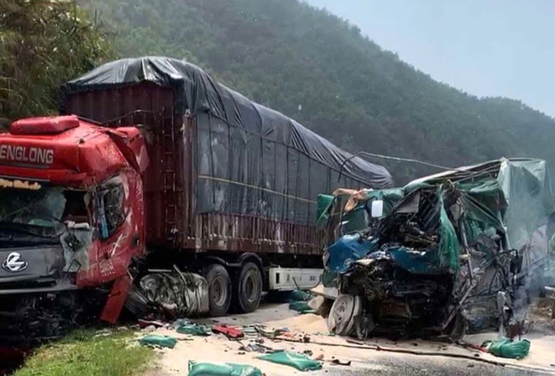 Hiện trường 2 xe đấu đầu nhau.