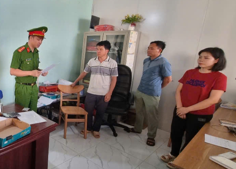 Mua b&aacute;n h&oacute;a đơn để hợp thức h&oacute;a c&aacute;t lậu, gi&aacute;m đốc v&agrave; kế to&aacute;n ở Bắc Giang bị khởi tố- Ảnh 1.