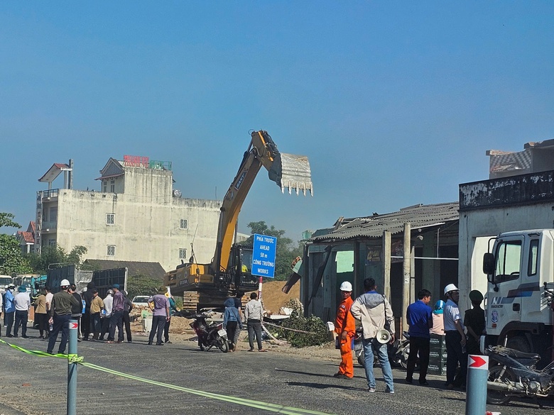 Bình Định cưỡng chế hộ dân cuối cùng, gỡ nút thắt mặt bằng cao tốc Hoài Nhơn - Quy Nhơn- Ảnh 1. Bình Định cưỡng chế hộ dân cuối cùng, gỡ nút thắt mặt bằng cao tốc Hoài Nhơn - Quy Nhơn- Ảnh 1.