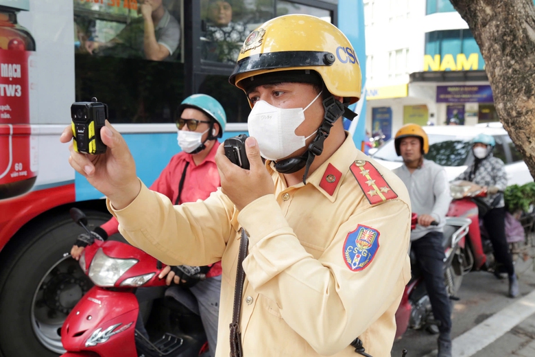 Nhiều shipper bị phạt 5 triệu, trừ 6 điểm bằng l&aacute;i v&igrave; chở h&agrave;ng che biển số- Ảnh 2.