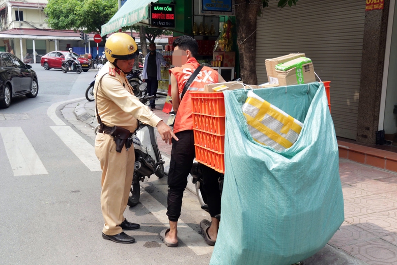 Nhiều shipper bị phạt 5 triệu, trừ 6 điểm bằng l&aacute;i v&igrave; chở h&agrave;ng che biển số- Ảnh 1.