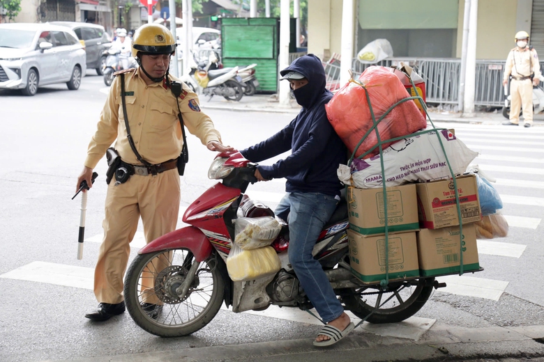 Nhiều shipper bị phạt 5 triệu, trừ 6 điểm bằng l&aacute;i v&igrave; chở h&agrave;ng che biển số- Ảnh 3.