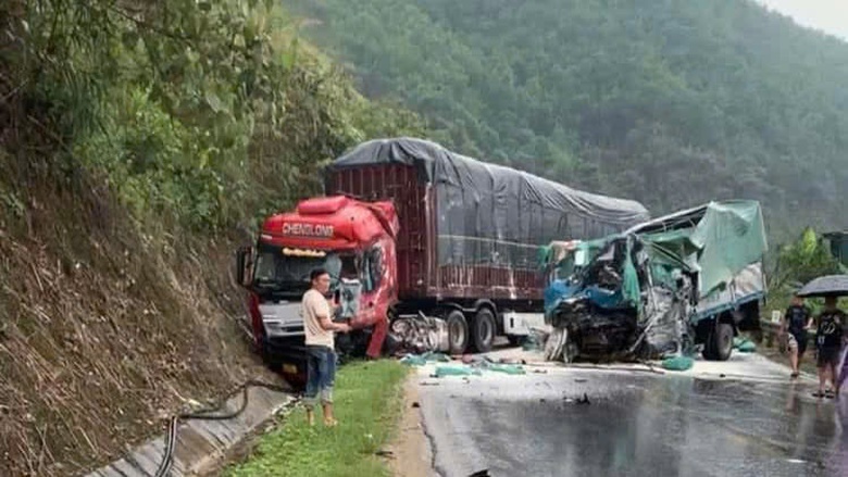 Va chạm tr&ecirc;n QL2 qua Tuy&ecirc;n Quang, một người tử vong, một người mắc kẹt trong cabin- Ảnh 1.