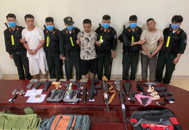 Bắt nh&oacute;m người nước ngo&agrave;i vận chuyển số lượng lớn s&uacute;ng, đạn qua bi&ecirc;n giới- Ảnh 1.