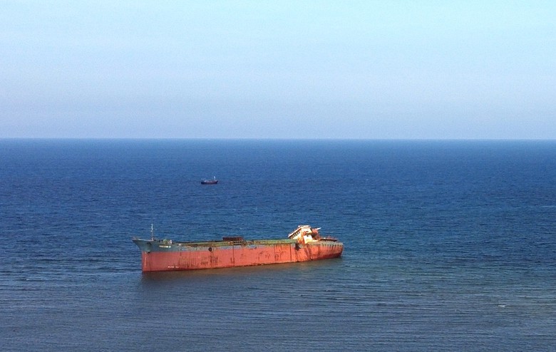 Hiện trạng con t&agrave;u hơn 4.500 tấn mắc cạn ở Mũi Dinh trước ng&agrave;y trục vớt- Ảnh 1.