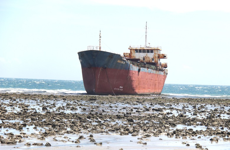 Hiện trạng con t&agrave;u hơn 4.500 tấn mắc cạn ở Mũi Dinh trước ng&agrave;y trục vớt- Ảnh 5.