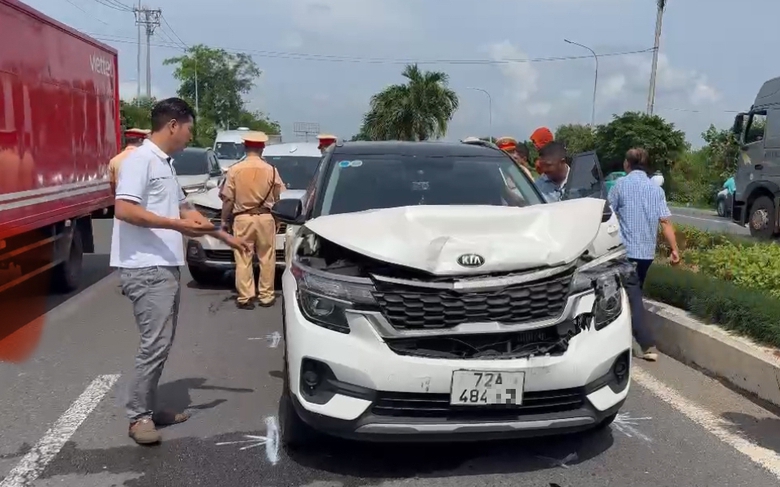 Va chạm li&ecirc;n ho&agrave;n 6 &ocirc; t&ocirc; tr&ecirc;n quốc lộ 51 qua TP Vũng T&agrave;u, giao th&ocirc;ng &ugrave;n tắc