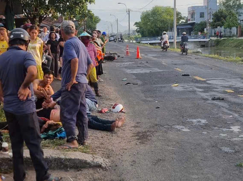 Xe kh&aacute;ch 16 chỗ lao xuống k&ecirc;nh sau va chạm, 13 h&agrave;nh kh&aacute;ch được cứu l&ecirc;n bờ- Ảnh 2.