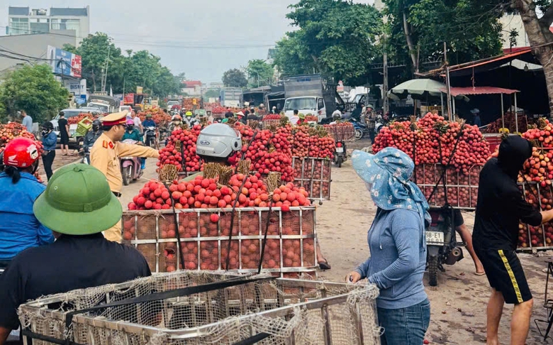 CSGT Bắc Giang căng m&igrave;nh bảo đảm an to&agrave;n giao th&ocirc;ng, hỗ trợ người d&acirc;n ti&ecirc;u thụ vải thiều- Ảnh 10.