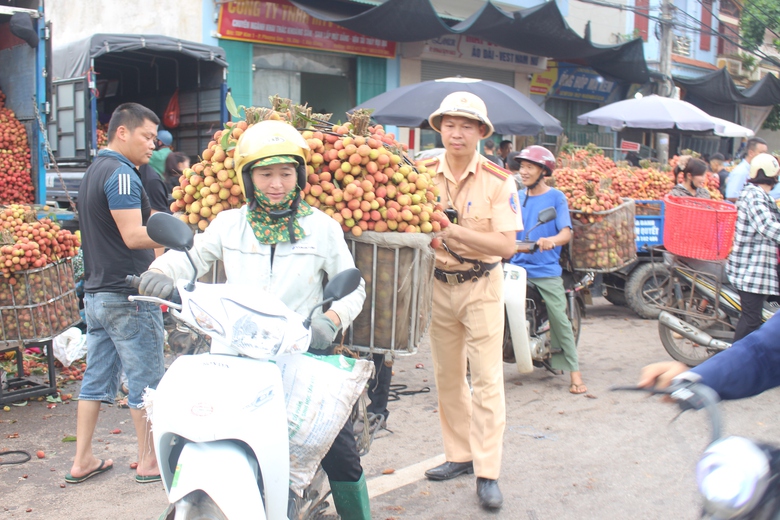 CSGT Bắc Giang căng m&igrave;nh bảo đảm an to&agrave;n giao th&ocirc;ng, hỗ trợ người d&acirc;n ti&ecirc;u thụ vải thiều- Ảnh 6.
