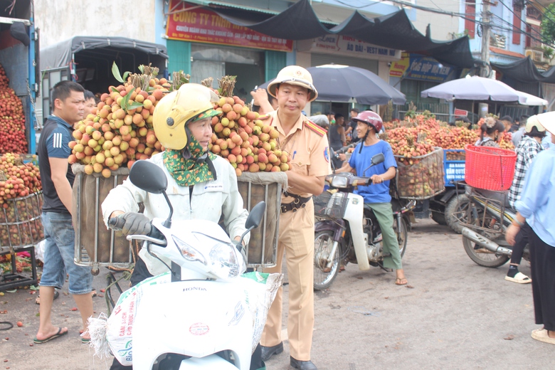 CSGT Bắc Giang căng m&igrave;nh bảo đảm an to&agrave;n giao th&ocirc;ng, hỗ trợ người d&acirc;n ti&ecirc;u thụ vải thiều- Ảnh 8.