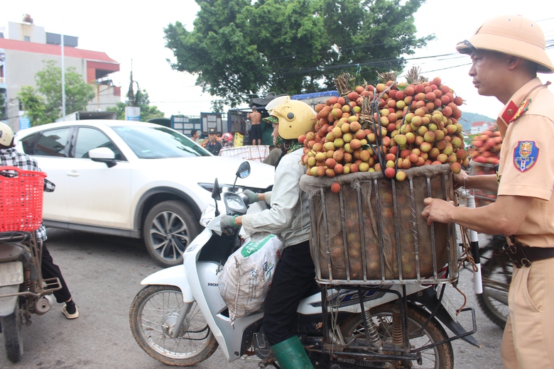 CSGT Bắc Giang căng m&igrave;nh bảo đảm an to&agrave;n giao th&ocirc;ng, hỗ trợ người d&acirc;n ti&ecirc;u thụ vải thiều- Ảnh 7.