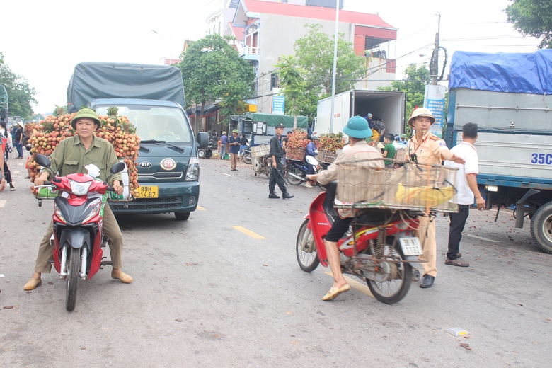 CSGT Bắc Giang căng m&igrave;nh bảo đảm an to&agrave;n giao th&ocirc;ng, hỗ trợ người d&acirc;n ti&ecirc;u thụ vải thiều- Ảnh 2.