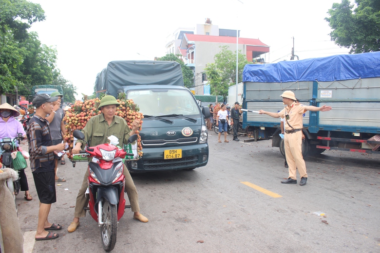 CSGT Bắc Giang căng m&igrave;nh bảo đảm an to&agrave;n giao th&ocirc;ng, hỗ trợ người d&acirc;n ti&ecirc;u thụ vải thiều- Ảnh 5.