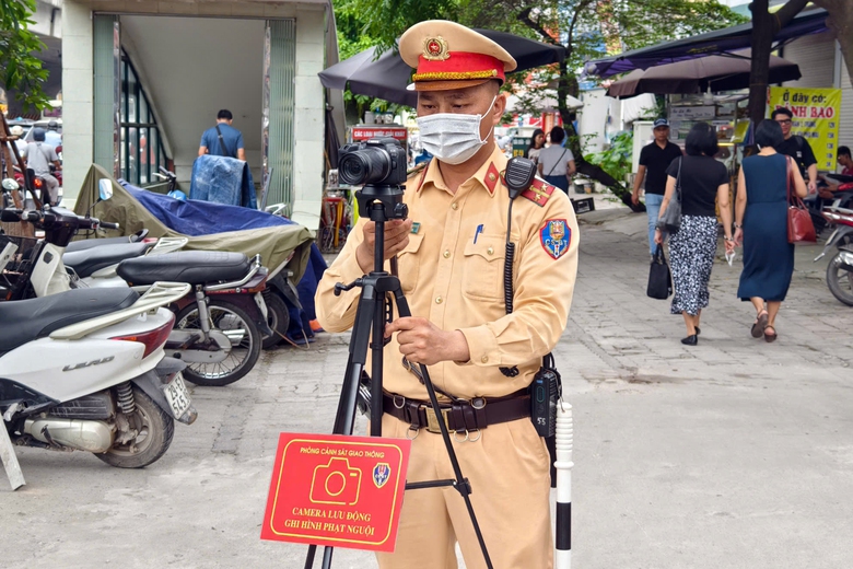 H&agrave; Nội: CSGT quyết dẹp xe m&aacute;y đi l&ecirc;n vỉa h&egrave;, nhiều người bị phạt nặng- Ảnh 2.