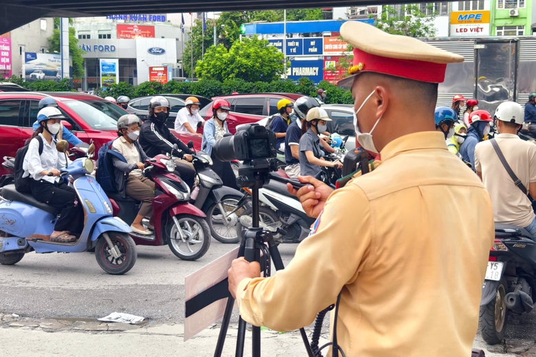 H&agrave; Nội: CSGT quyết dẹp xe m&aacute;y đi l&ecirc;n vỉa h&egrave;, nhiều người bị phạt nặng- Ảnh 6.