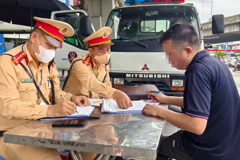 H&agrave; Nội: CSGT quyết dẹp xe m&aacute;y đi l&ecirc;n vỉa h&egrave;, nhiều người bị phạt nặng- Ảnh 5.