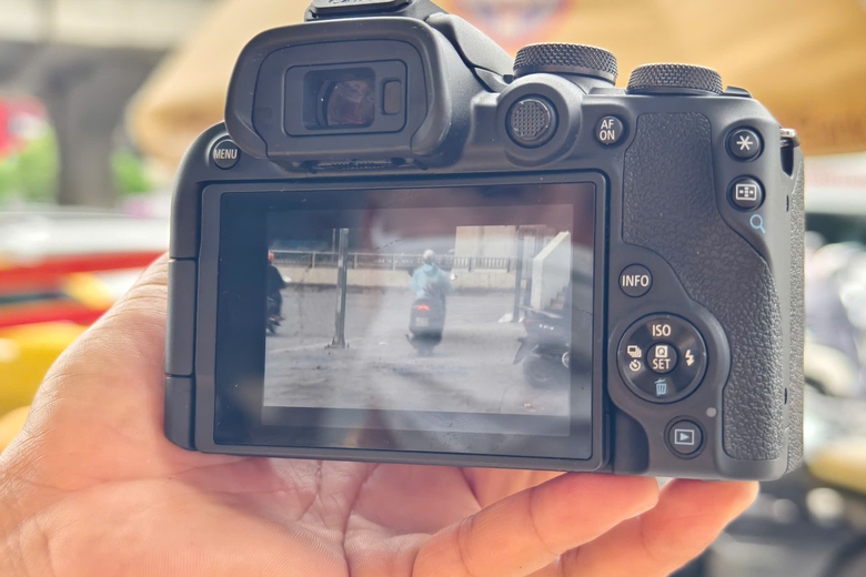 H&agrave; Nội: CSGT quyết dẹp xe m&aacute;y đi l&ecirc;n vỉa h&egrave;, nhiều người bị phạt nặng- Ảnh 3.