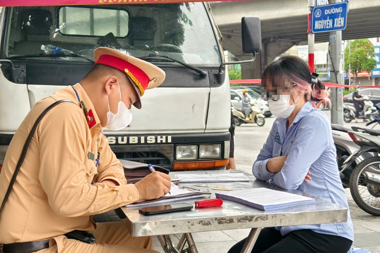 H&agrave; Nội: CSGT quyết dẹp xe m&aacute;y đi l&ecirc;n vỉa h&egrave;, nhiều người bị phạt nặng- Ảnh 4.