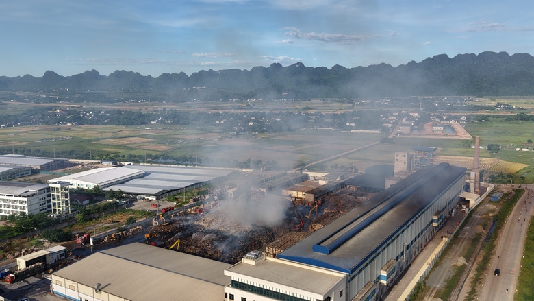 Khống chế đ&aacute;m ch&aacute;y b&atilde;i chứa giấy nguy&ecirc;n liệu ở Ninh B&igrave;nh - Ảnh 1.