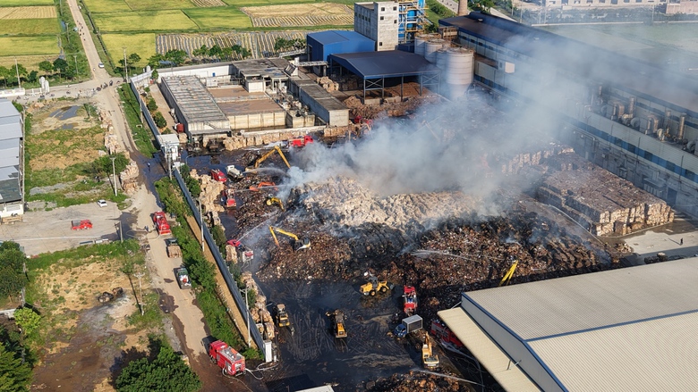 Khống chế đ&aacute;m ch&aacute;y b&atilde;i chứa giấy nguy&ecirc;n liệu ở Ninh B&igrave;nh - Ảnh 2.