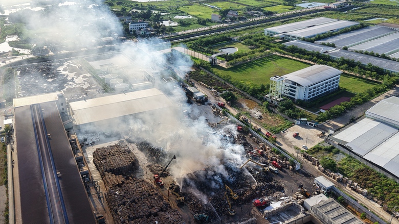 Khống chế đ&aacute;m ch&aacute;y b&atilde;i chứa giấy nguy&ecirc;n liệu ở Ninh B&igrave;nh - Ảnh 3.