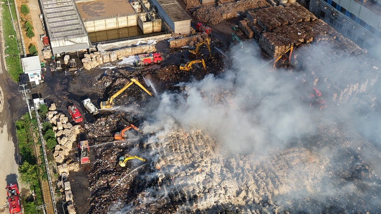 Khống chế đ&aacute;m ch&aacute;y b&atilde;i chứa giấy nguy&ecirc;n liệu ở Ninh B&igrave;nh - Ảnh 4.