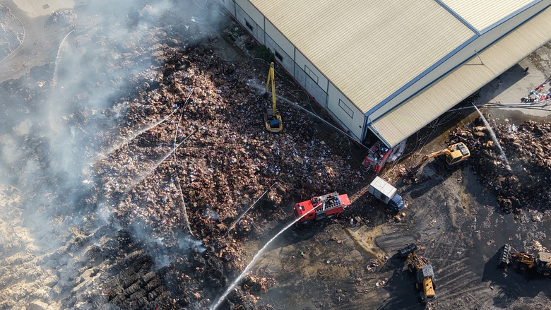 Khống chế đ&aacute;m ch&aacute;y b&atilde;i chứa giấy nguy&ecirc;n liệu ở Ninh B&igrave;nh - Ảnh 5.
