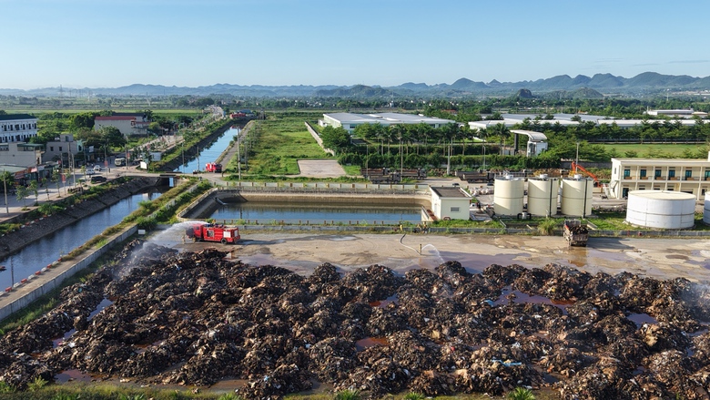 Khống chế đ&aacute;m ch&aacute;y b&atilde;i chứa giấy nguy&ecirc;n liệu ở Ninh B&igrave;nh - Ảnh 6.