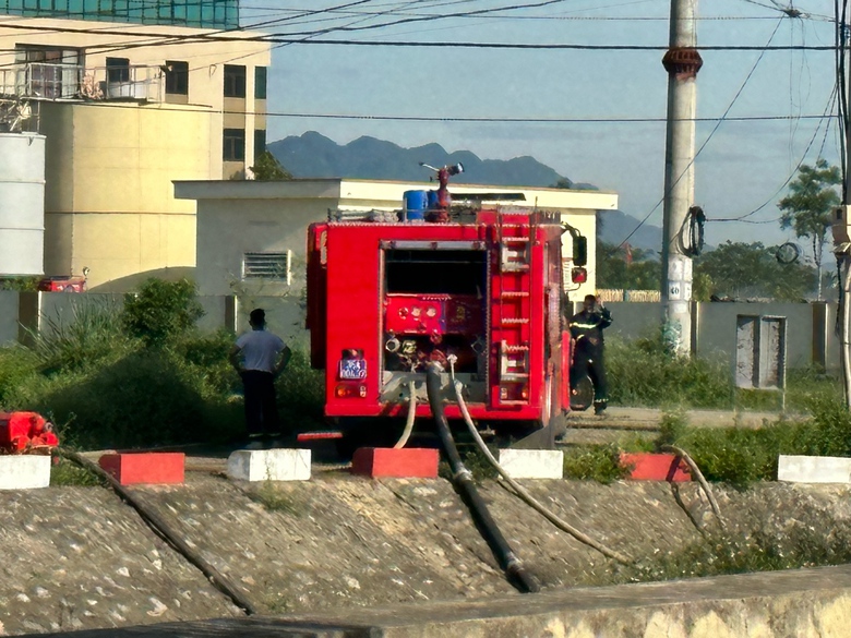 Khống chế đ&aacute;m ch&aacute;y b&atilde;i chứa giấy nguy&ecirc;n liệu ở Ninh B&igrave;nh - Ảnh 7.