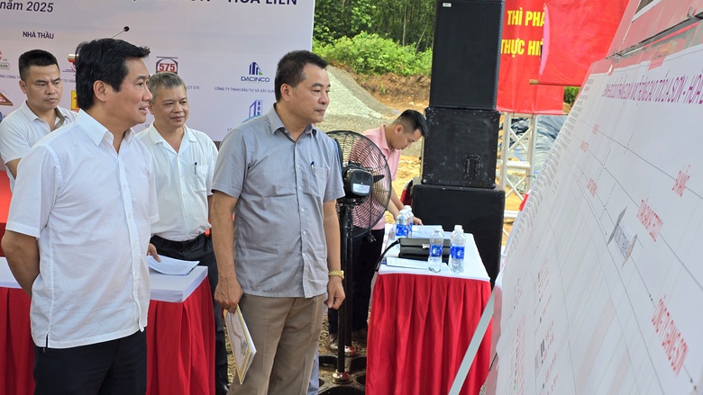 Mở cao điểm 90 ng&agrave;y đ&ecirc;m tăng tốc thi c&ocirc;ng cao tốc La Sơn - H&ograve;a Li&ecirc;n- Ảnh 2.