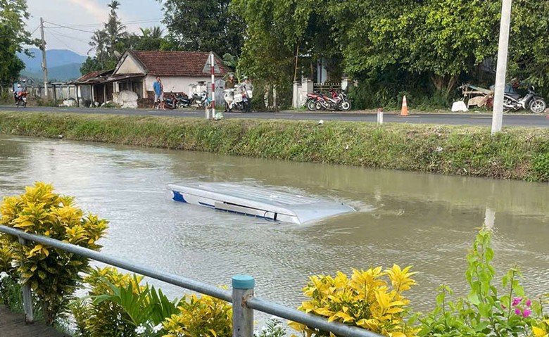 Xe kh&aacute;ch lao xuống mương nước s&acirc;u sau va chạm.