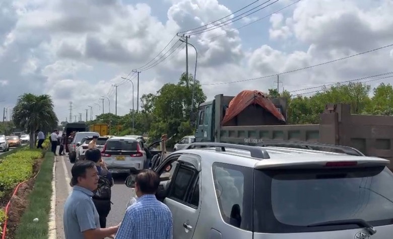 Xe t&ocirc;ng li&ecirc;n ho&agrave;n nối d&agrave;i tr&ecirc;n QL51 g&acirc;y &ugrave;n tắc một đoạn đường.