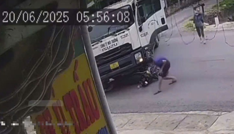 Hiện trường vụ tai nạn khiến hai bố con thương vong. (Ảnh cắt từ clip).