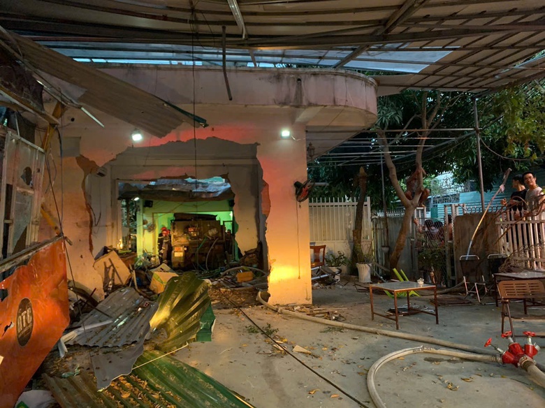 Xe tải đâm vào phòng ngủ, hai người thương vong- Ảnh 2. Xe tải đâm vào phòng ngủ, hai người thương vong- Ảnh 2.