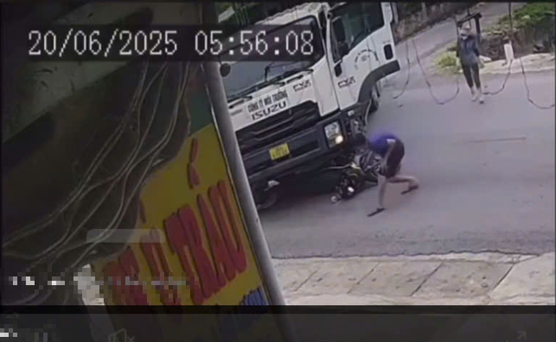 Bị xe gom r&aacute;c t&ocirc;ng tr&uacute;ng khi đi l&agrave;m, hai bố con gặp nạn, một người tử vong- Ảnh 1.