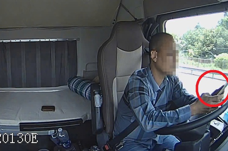 Phát hiện cả trăm tài xế vừa lái xe vừa nghe điện thoại qua thiết bị giám sát hành trình- Ảnh 1. Phát hiện cả trăm tài xế vừa lái xe vừa nghe điện thoại qua thiết bị giám sát hành trình- Ảnh 1.