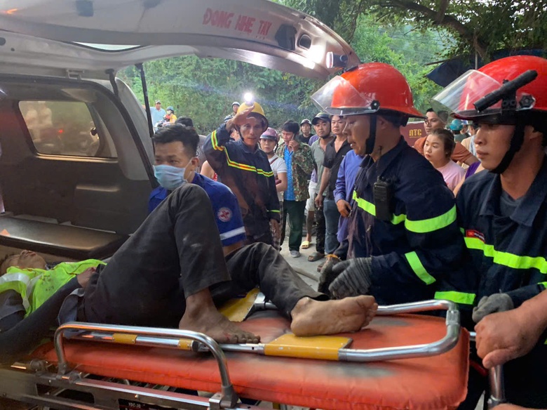 Xe tải đâm vào phòng ngủ, hai người thương vong- Ảnh 3. Xe tải đâm vào phòng ngủ, hai người thương vong- Ảnh 3.