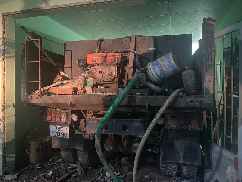 Xe tải đâm vào phòng ngủ, hai người thương vong- Ảnh 1. Xe tải đâm vào phòng ngủ, hai người thương vong- Ảnh 1.