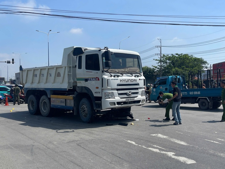 B&igrave;nh Dương: Xe ben &ocirc;m cua c&aacute;n tr&uacute;ng xe m&aacute;y, một phụ nữ tử vong- Ảnh 1.