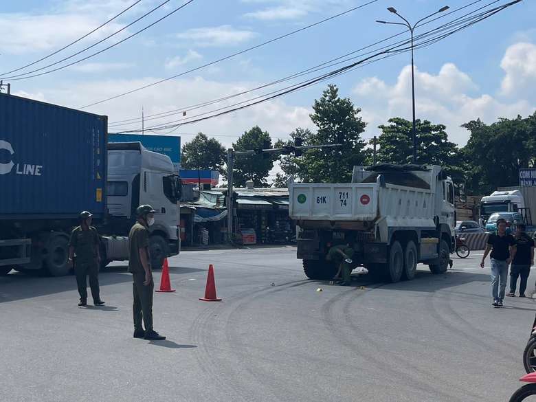 B&igrave;nh Dương: Xe ben &ocirc;m cua c&aacute;n tr&uacute;ng xe m&aacute;y, một phụ nữ tử vong- Ảnh 2.