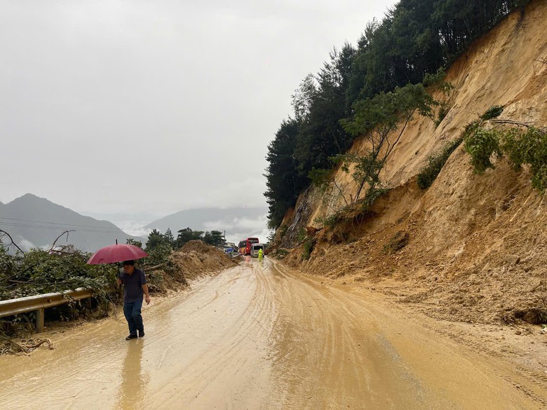 Lai Ch&acirc;u: Th&ocirc;ng đường tạm thời quốc lộ 4D sau sạt lở do mưa lớn- Ảnh 1.