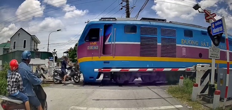 H&igrave;nh ảnh trước khi va chạm với t&agrave;u hỏa khi người đ&agrave;n &ocirc;ng cố gắng vượt qua đường sắt (ảnh cắt từ clip).